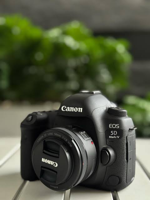 Canon Eos 5D Mark Iv DSLR Camera + Ef 50MM F/1.8 Stm Lens - STS